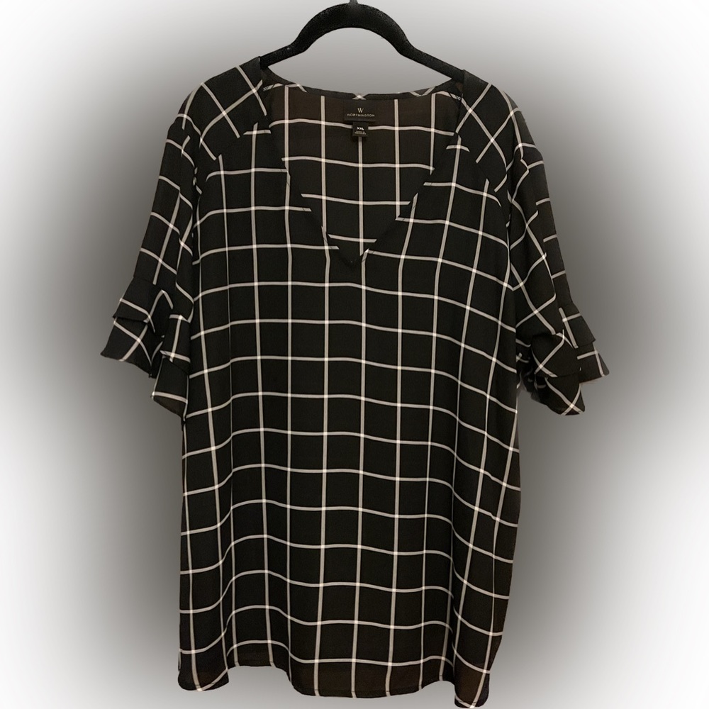 Women’s black and white ruffle sleeve top